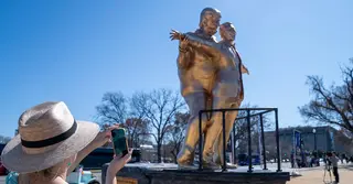 ওয়াশিংটনে টাইটানিকের আদলে ট্রাম্প-এপস্টেনের ব্যঙ্গাত্মক ভাস্কর্য